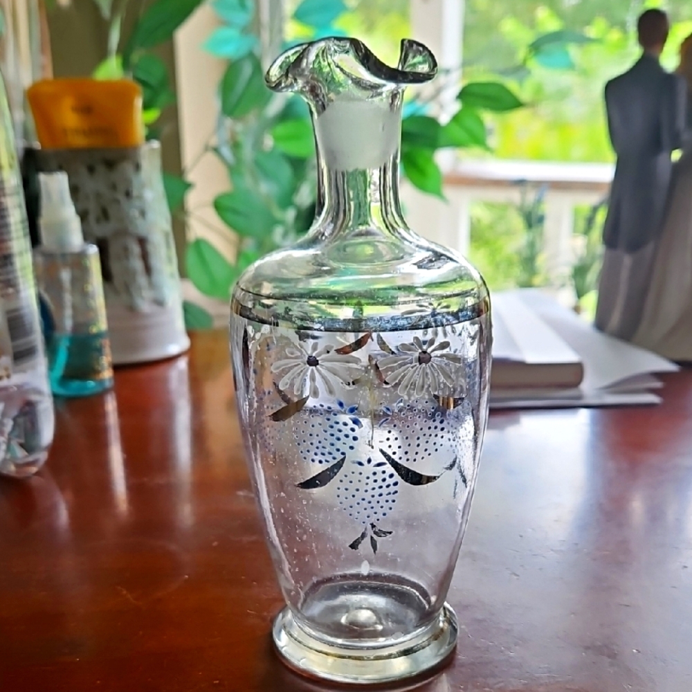 Elegant Glass Vase with Floral Design Vinrage.